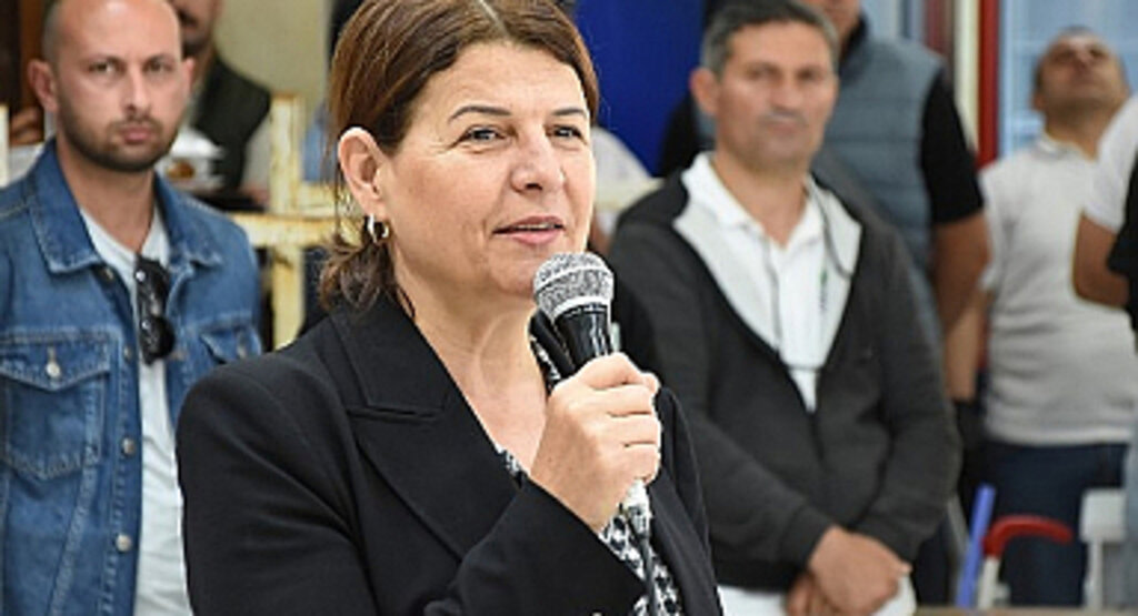 Foça Belediye Başkanı Saniye Bora Fıçı, 1 Mayıs Emek ve Dayanışma Günü'nde belediye çalışanlarıyla bir araya geldi