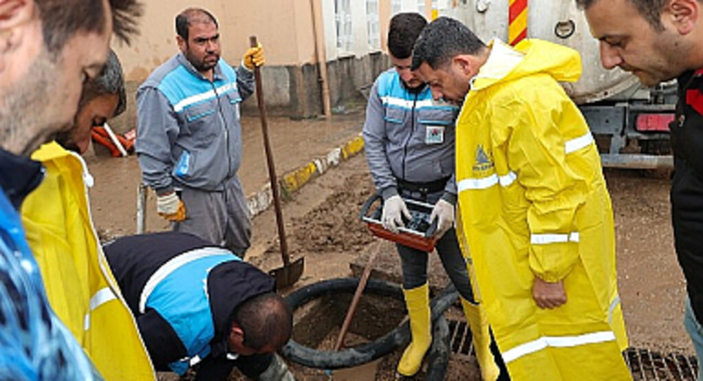 Nevşehir Belediyesi ekipleri, aşırı yağıştan etkilenen mahallelerde temizlik ve onarım çalışmalarını sürdürüyor