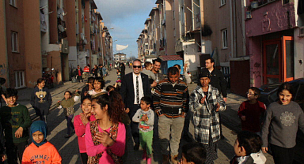 Samsun Memleket Partisi Büyükşehir Belediye Başkan Adayı Seyit Ahmet KOÇAK ve İlkadım Belediye Başkan Adayı Yeşim KADIOĞLU, seçim çalışmaları kapsamında Samsun'un 200 evler mahallesini ziyaret etti