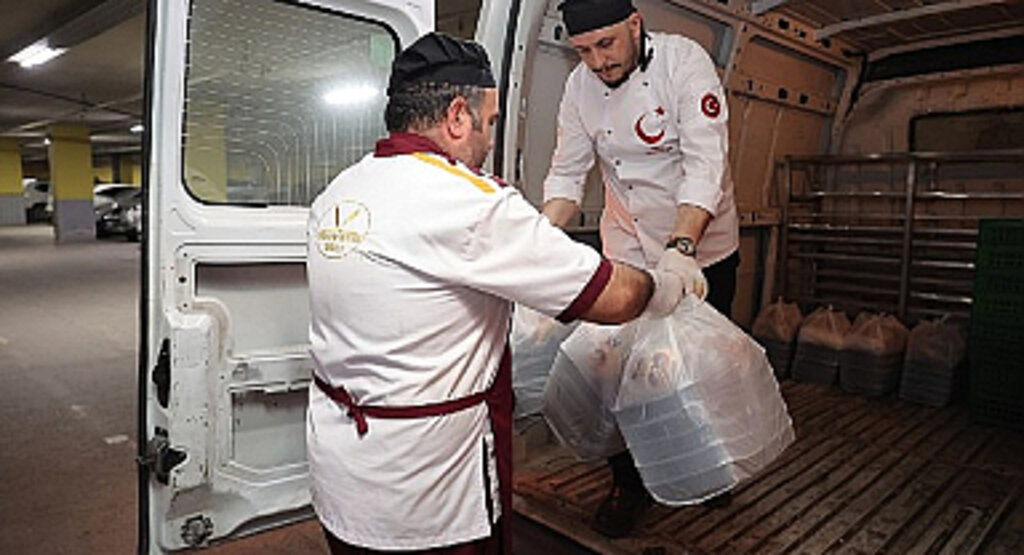 Sivas Belediye Başkanı Dr. Adem Uzun'un seçim döneminde dile getirdiği vaatlerden biri olan taziye evlerine yemek ikramı başladı