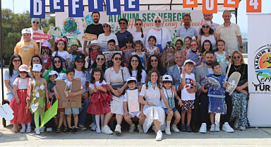 AtaÇocuklu miniklerden 'Geri Dönüşüm' defilesi