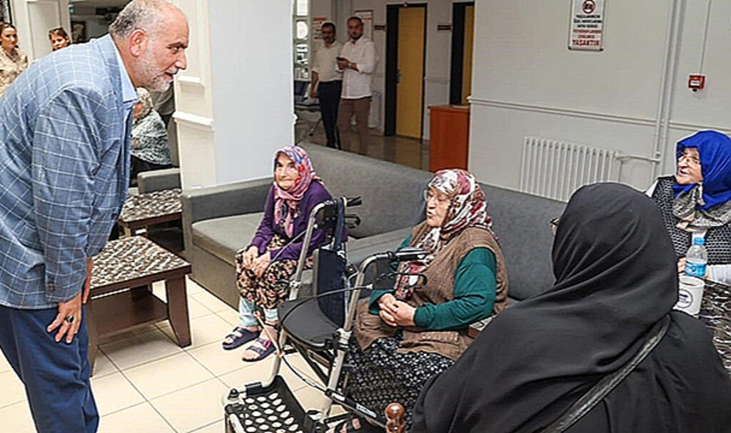Başkan Sandıkçı, Huzurevi Sakinleriyle Bayramlaştı