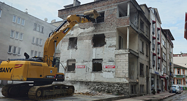 İlkadım'da metruk binalar yıkılıyor