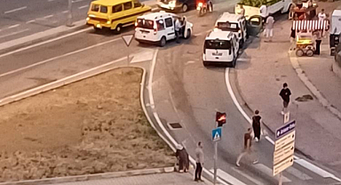 Otobüs durağının mevcut konumu, kavşak trafiğini doğrudan etkiliyor.