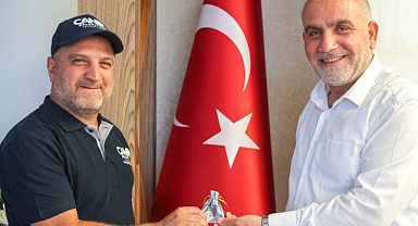 Sandıkçı’dan Yağmura Aldırış Etmeden Çalışan İşçiye Ödül