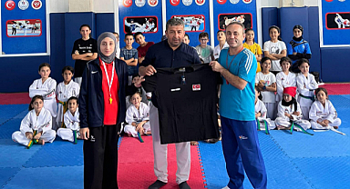 YERİŞKİN,Gözlerindeki ışığı,o geleceğe umutla bakan gözlerdeki pırıltıyı hissettim.