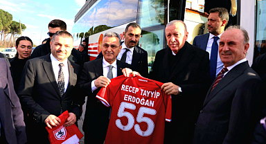 Kurnaz'dan Cumhurbaşkanı Erdoğan'a 55 numaralı forma