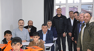 Başkan İkiz ve Protokol Üyeleri Öğrencilere Hediyeler Takdim Etti