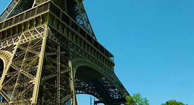 Yaz Sıcağı Eiffel Kulesi'ni Bile Etkiliyor