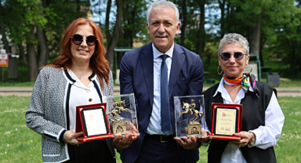 Atakum Belediyesi Cumhuriyet Kadınları Bandosuna plaket