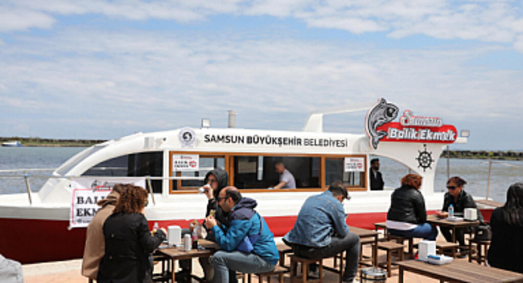 BÜYÜKŞEHİR’İN BALIK EKMEK TEKNESİ HİZMETE AÇILDI