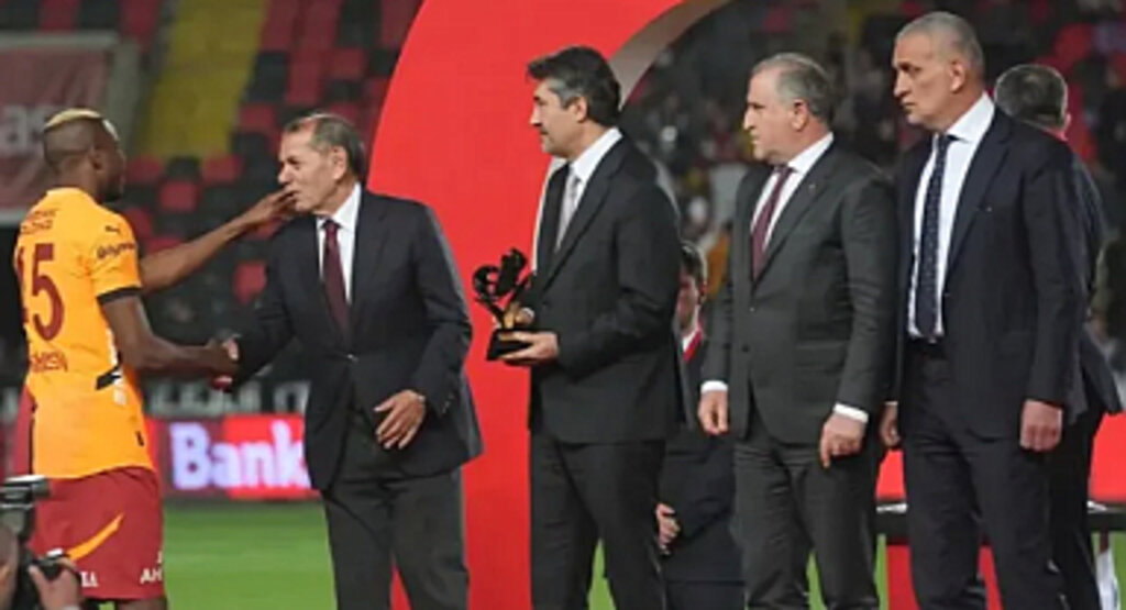 Galatasaray'a şampiyonluk kupasını ben vereceğim'