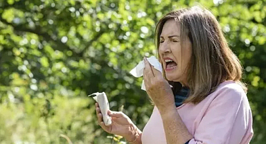 Hapşırırken gözler neden kapanır?