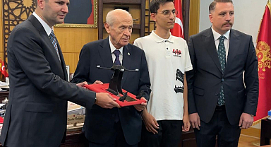 Bahçeliye TÜRKHAN İHA prototipi hediye