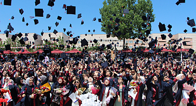 OMÜ Eğitim Fakültesi 43. Dönem Mezunlarını Verdi