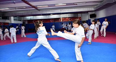 BÜYÜKŞEHİR BELEDİYESİ’NİN YAZ SPOR OKULLARI SONA YAKLAŞIYOR