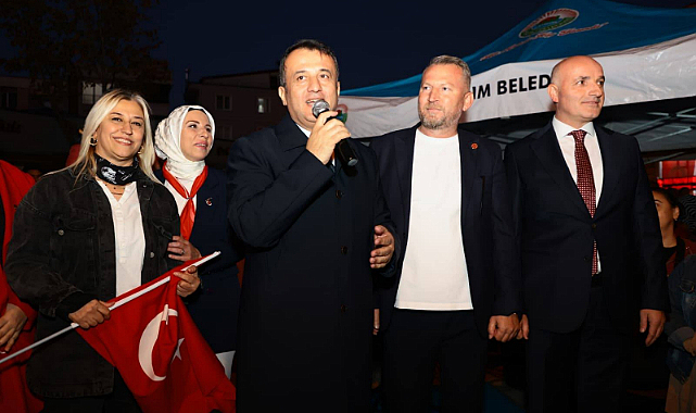 Derebahçe'de Büyük Coşku: Cumhuriyet Bayramı Kutlamalarına Binlerce Kişi Katıldı