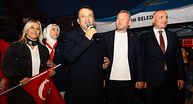 Derebahçe'de Büyük Coşku: Cumhuriyet Bayramı Kutlamalarına Binlerce Kişi Katıldı