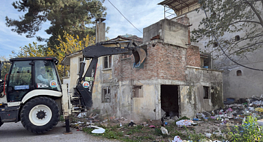 Atakum Belediyesi ekipleri, metruk yapıları yoğun şikayetler  sonrası yıktı