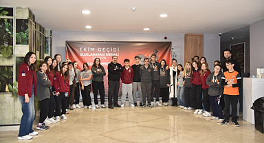 ATA SAHNE'DE GÖRSEL ŞÖLEN