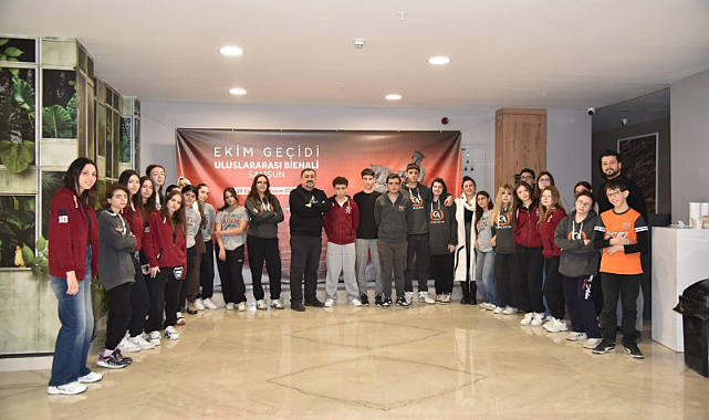 ATA SAHNE'DE GÖRSEL ŞÖLEN