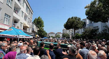 Cenaze törenine vatandaşlar yoğun katılım gösterdi.