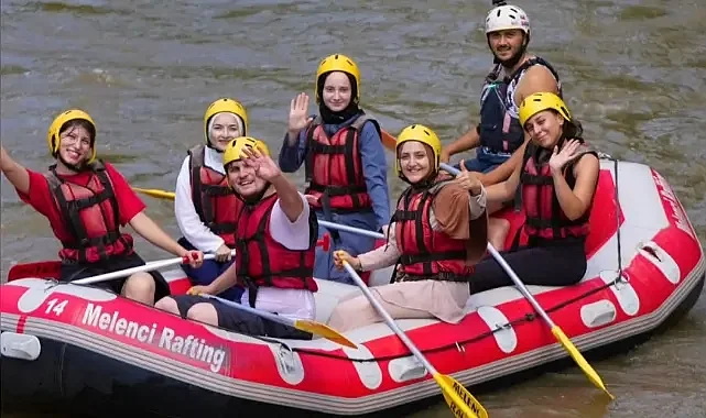 Yaklaşık 30 genç rafting yaptı