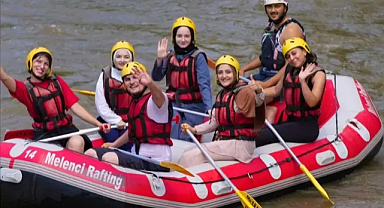 Yaklaşık 30 genç rafting yaptı