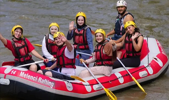 Yaklaşık 30 genç rafting yaptı
