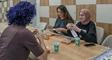 Günde iki öğün yemek hizmeti sunuluyor