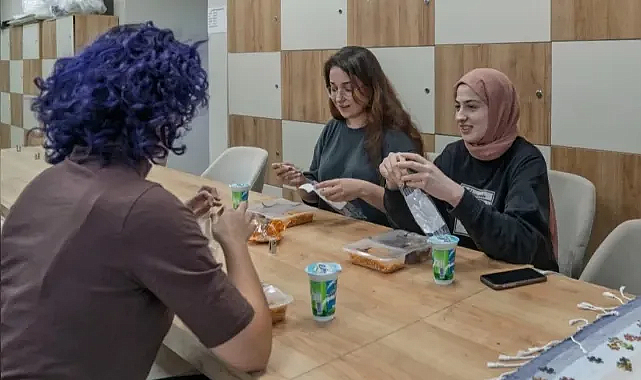 Günde iki öğün yemek hizmeti sunuluyor